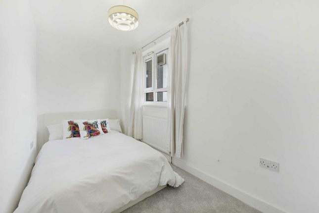 15, Barclay Close, London photo 4