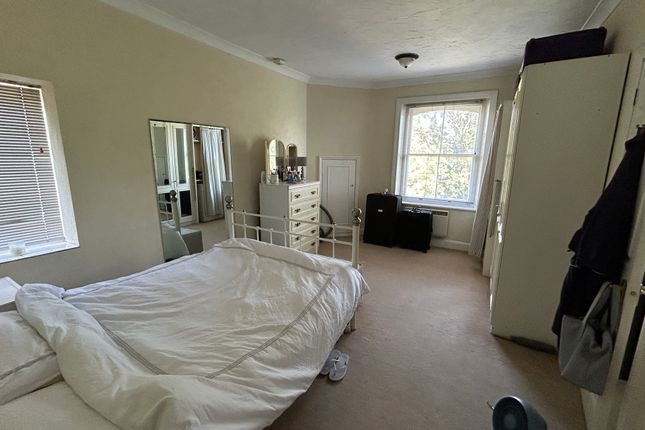The Windsor, 17, Surbiton Hill Park, Surbiton photo 4