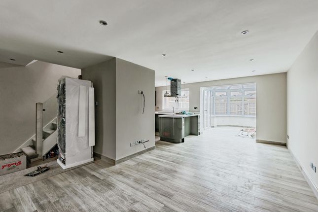 4, The Spinney, Horley photo 3