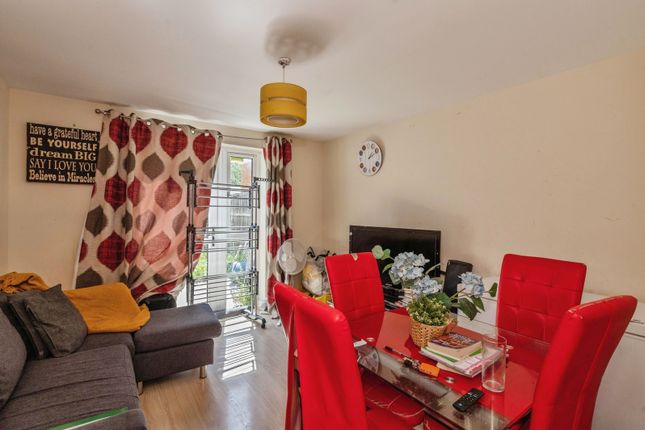 53, Draper Close, Essex photo 3
