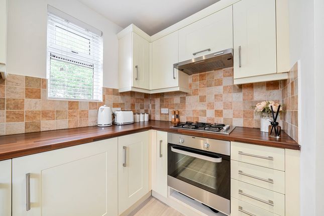 56 St. Albans Close, Gravesend photo 4