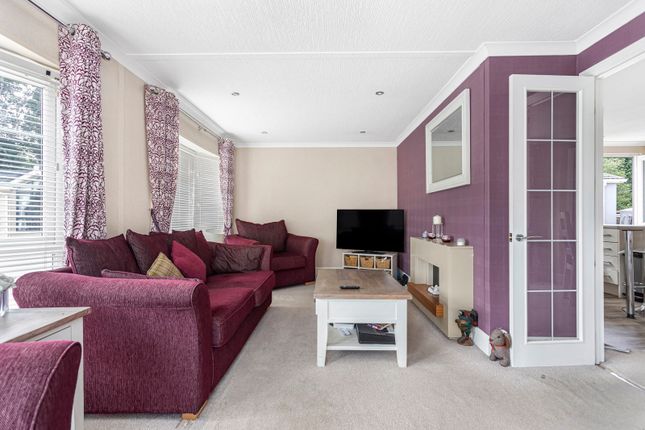 4, Nightingale Rise, Addlestone photo 2