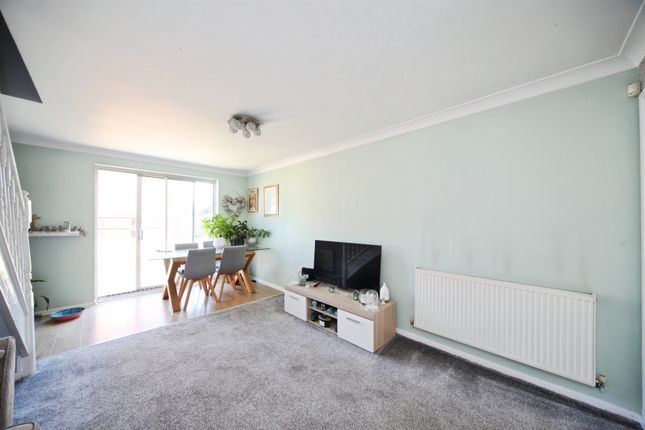 58, Simpson Close, Luton photo 2