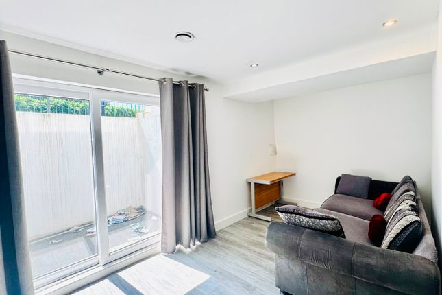 151 Flat 2, High Street, Brentwood photo 3