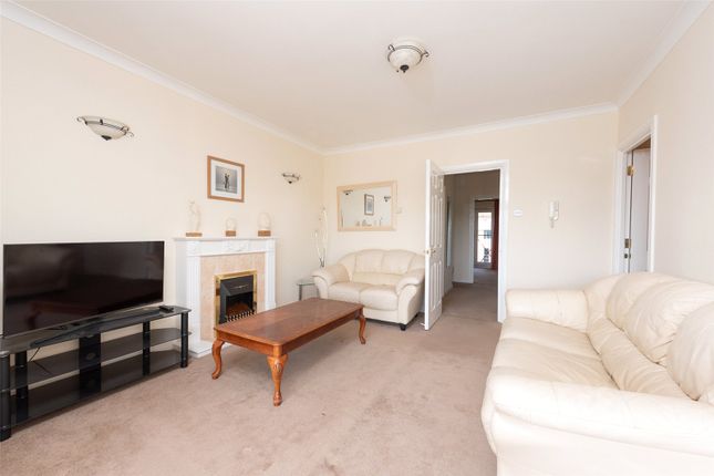 Flat to rent in Thames Court, Norman Place, Reading, Berkshire