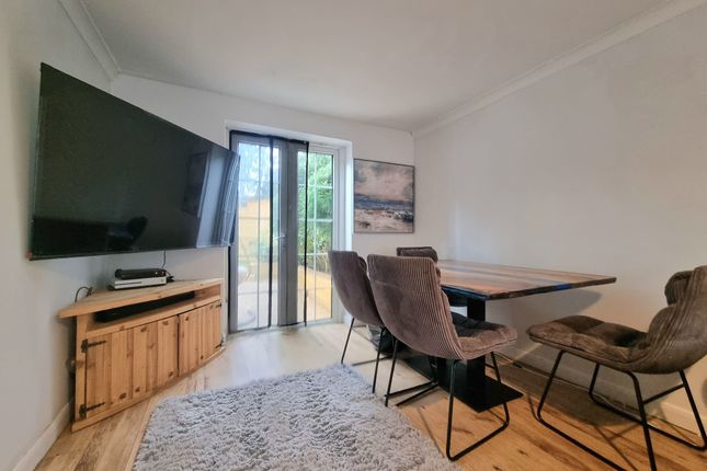 9 Mere Close, Sale photo 3