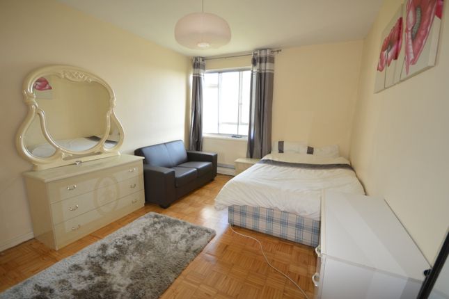 Thumbnail Room to rent in Exeter House, Hallfield Estate, London