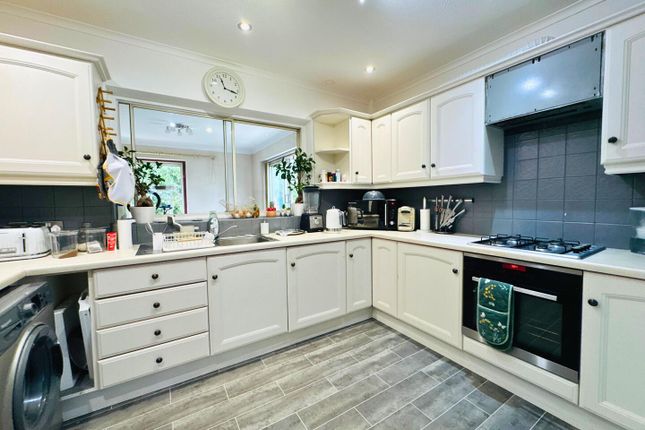 16, Applefield, Crawley photo 4
