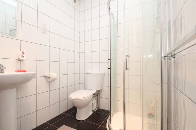 Flat 1, 30b, Bathurst Walk, Richings Park photo 4