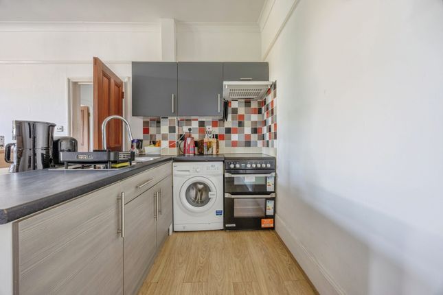 Flat 4, 25, Normanton Road, Surrey photo 4