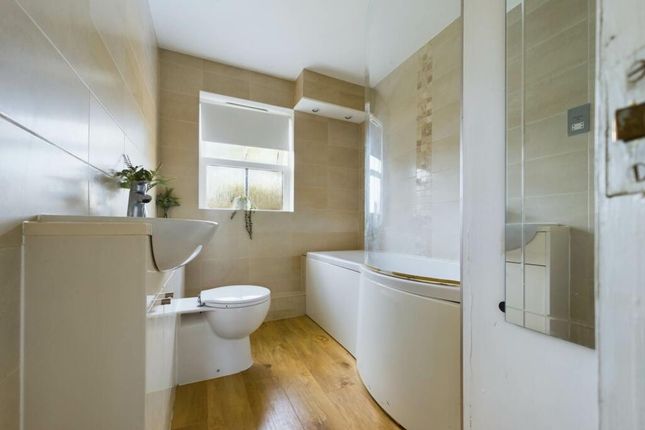 3 Swan Close, Aylesbury photo 4
