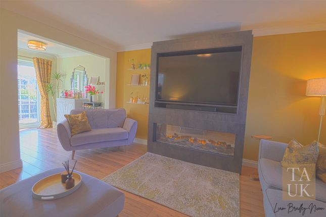 8, Magpie Close, Manchester photo 2