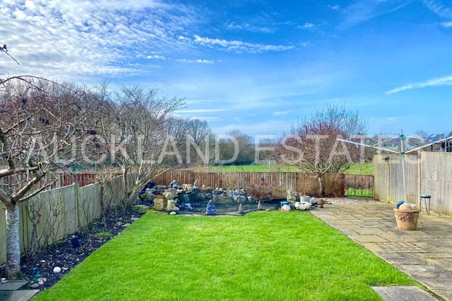 80, Oulton Crescent, Potters Bar photo 2