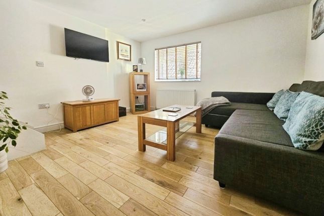 34D, Silver Street, Dursley photo 4