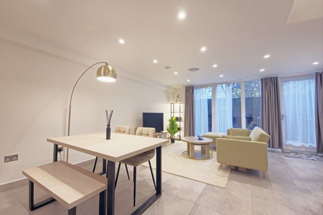 3 Bed - 01 - Loun...