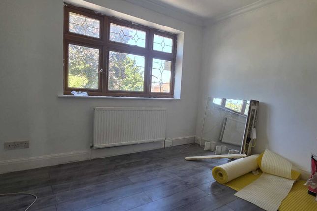 79 Fern Lane, HOUNSLOW photo 4