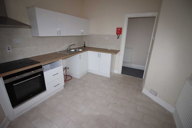 Flat to rent in Dallow Road, Luton