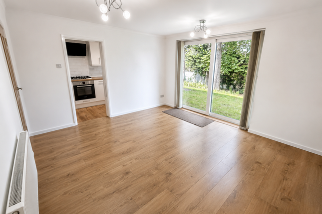 7, Paddock Close, Dartford photo 3