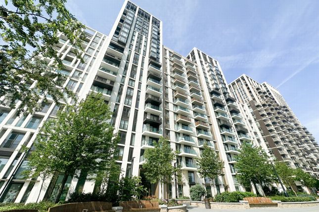 Flat to rent in Belvedere Row Apartments, Fountain Park Way, London