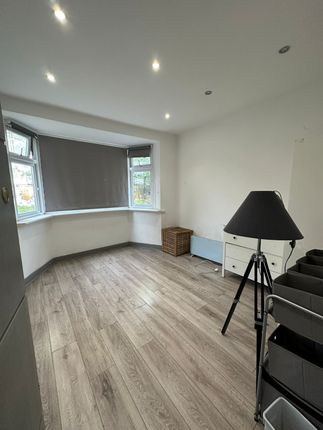 Studio to rent in Collier Row Road, Collier Row, Romford RM5