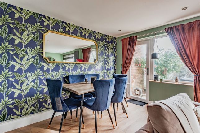 5, Buckhurst Close, Redhill photo 4