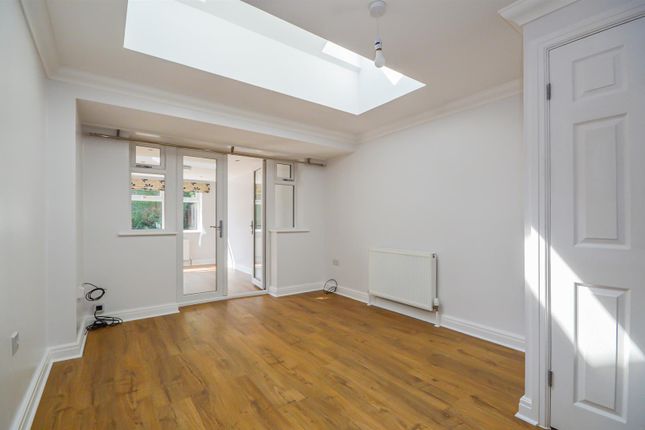 33, Thornhill Croft, Wakefield photo 3