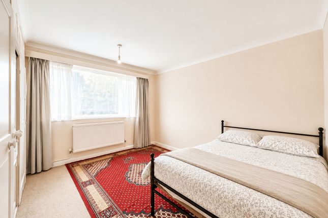 18 Summit Close, Edgware photo 4