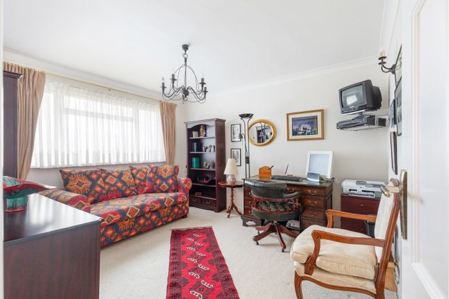 Flat for sale in Knowl Park, Elstree