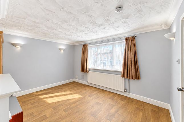 18, Field Close, Cranford photo 3