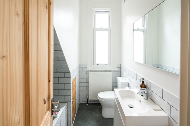 Flat for sale in Herne Hill Road, London