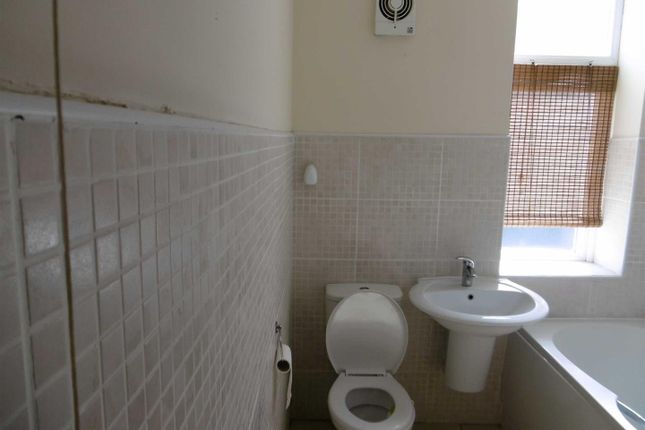 6, Cowrakes Road, Huddersfield photo 5