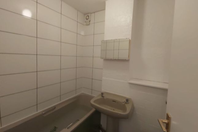 78 Montana Close, Surrey photo 5