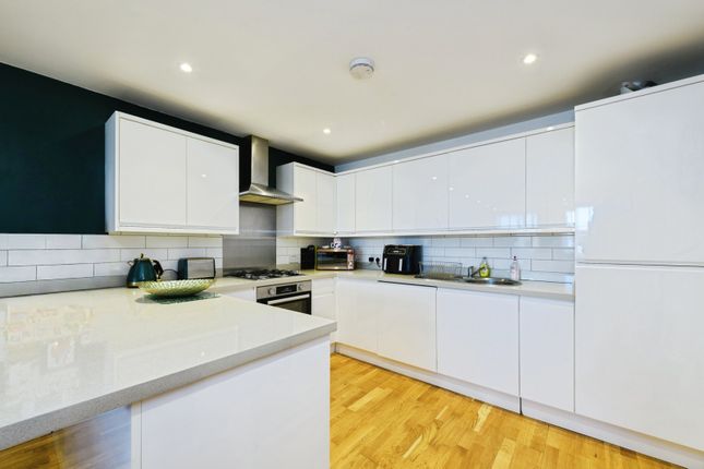 Flat 6 514a,, London Road, Surrey photo 2