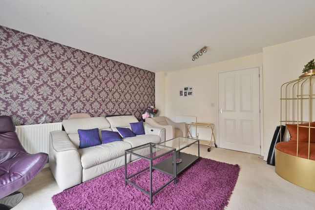 26 Dodd Road, Watford photo 2