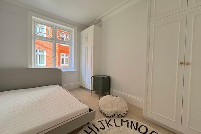 Flat to rent in Abingdon Villas, London