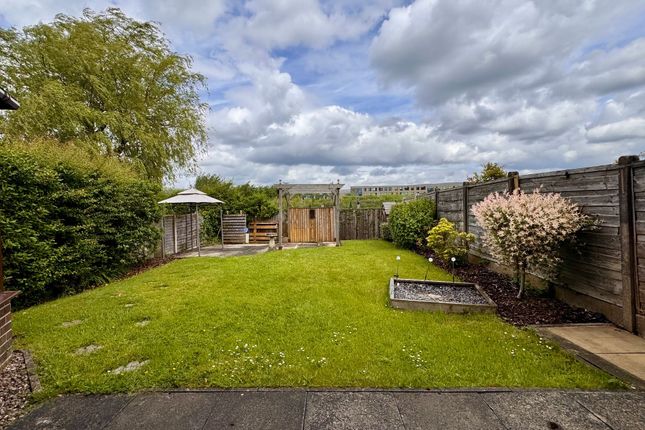 8 Meadowfield Close, Glossop photo 2