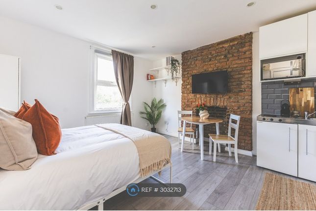 Studio flat on Fordwych Road Flat, London, £2,450/mo