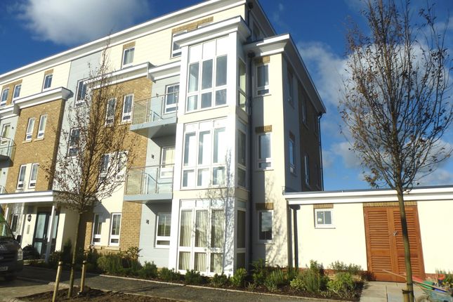 Thumbnail Flat to rent in Kingfisher Drive, Maidenhead