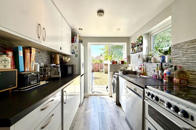 34, Priory Road, Chessington photo 3
