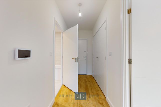 48 Luctons Close, Epping Gate, Loughton photo 3