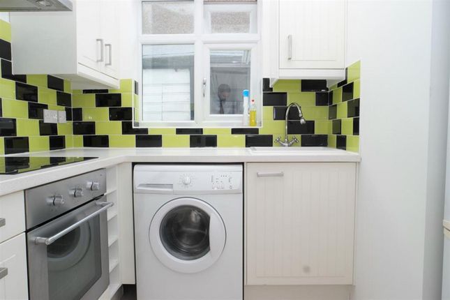 Flat Annexe, 56, Pitfold Road, London photo 4