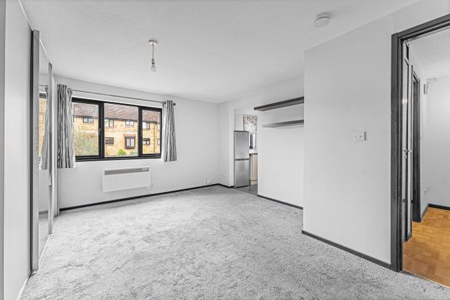 6, Badger Close, Feltham photo 3