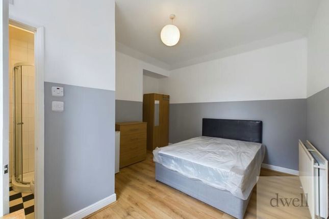 18, Whingate Avenue, Leeds photo 4
