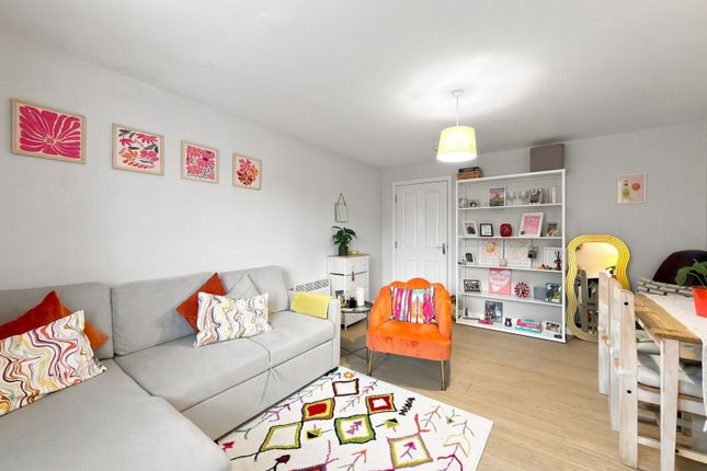 49,Flat E, Small Meadow Court, Caerphilly photo 4