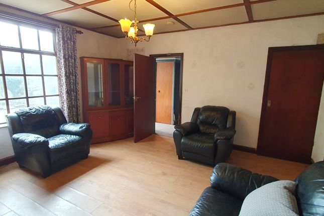 255, Cemetery Road, Bradford photo 3