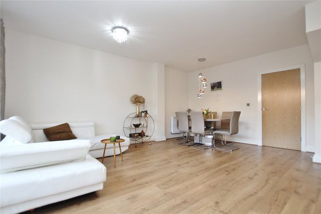 19, Kings Close, Woking photo 4