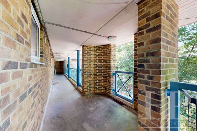 37 Dalewood Gardens, Crawley photo 4