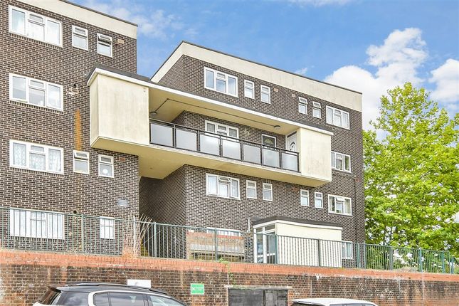 3-bed flat on Shipwrights Avenue, Chatham, £90,000
