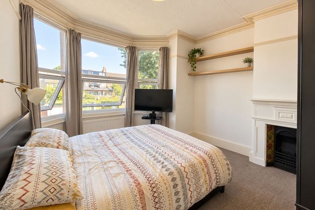 108b James House, James Lane, London photo 3