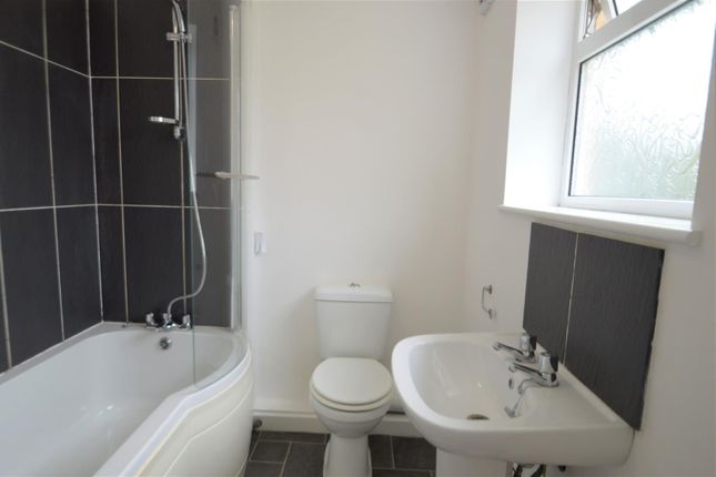 2, Hood Walk, Romford photo 3